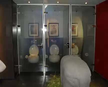 PXL053 ...et ses toilettes aux portes transparentes !!...